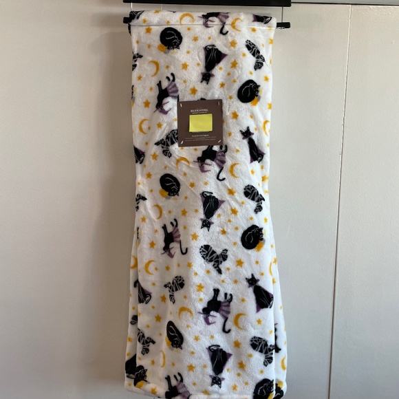 Berkshire Home HALLOWEEN Cat Plush Throw - Picture 3 of 6